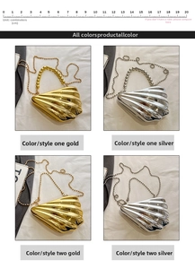 Dettaglio di borse a conchiglia in acrilico oro e argento con manico di perle e catena