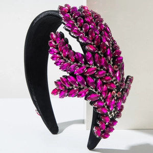 Detailansicht des barocken Samtstirnbands mit fuchsiafarbenen Markasit-Strasssteinen