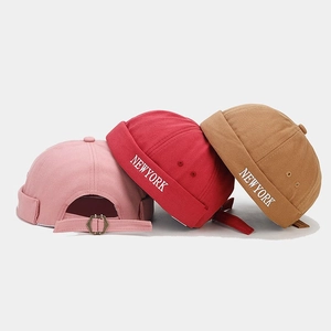 Détails de broderie NEW YORK et boucles en métal sur des bonnets docker en coton