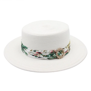 Chapeau de paille blanc élégant avec foulard tropical et boucle en métal diamanté