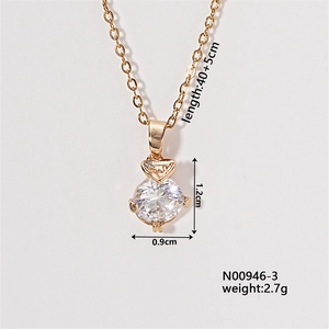 Gros plan du collier doré style dauphin avec pendentif en zircon et détails des mesures