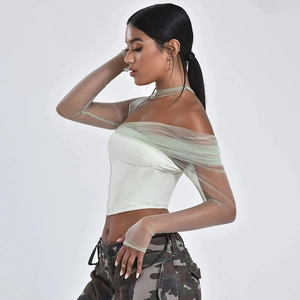 Set da donna con top in rete verde trasparente e corsetto bianco con linee pulite