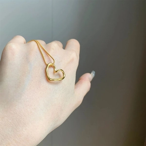 Minimalist twisted gold heart pendant necklace for women in stainless steel