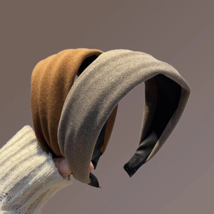 Bandeau large en tricot marron et taupe pour femme avec volume surélevé et texture douce