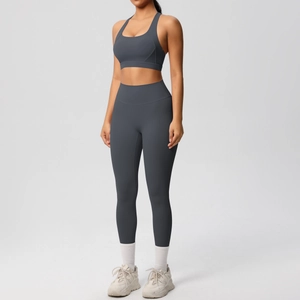 Detalle del conjunto de yoga gris oscuro sin costuras con sujetador deportivo y leggings altos