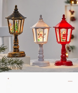 Détail de lanternes de Noël lumineuses avec neige scintillante et figurines de fête