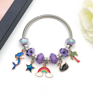Lila DIY-Charm-Armband mit Meerjungfrau- und Sternanhängern an einer Metall-Schlangenkette