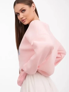 Detailaufnahme des weichen rosa Sweatshirts mit Rundhalsausschnitt und Raglanärmeln