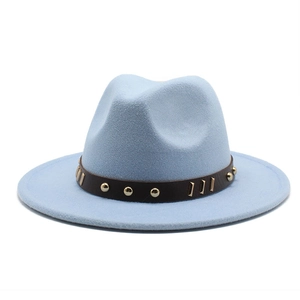 Dettaglio del cappello in lana azzurro con cintura in pelle marrone e borchie dorate