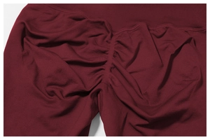 Detailansicht der weinroten Yoga-Shorts mit Scrunch-Po und hohem geripptem Taillenbund