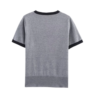 Gebreid T-shirt met korte mouwen in lichtgrijs met zwart contrast ronde hals en manchetten