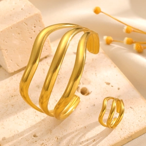 Parure de bijoux en acier inoxydable doré mat avec bague et bracelet vagues multicouches