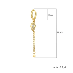 Dettaglio orecchini Mano di Fatima in oro 18K con intarsio in zircone e nappa lunga pendente