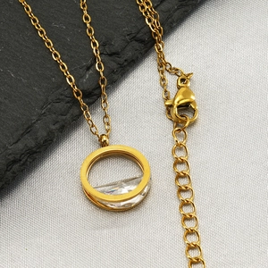 Collier élégant en acier inoxydable doré avec pendentif gemme mobile sur ardoise