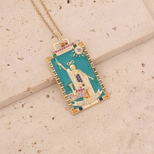 Détail du pendentif Tarot Le Magicien orné de pierres colorées et d'émail
