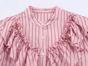 Detailansicht der Rüschen und rosa Streifen an einer modischen Damenbluse mit Stehkragen