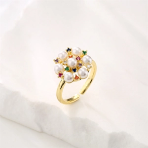 Détail de la bague dorée réglable avec perles blanches et zircons multicolores