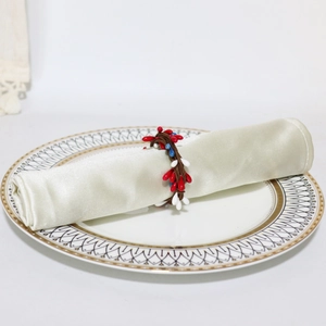 Détail de l'anneau de serviette fête nationale avec perles tricolores sur rotin