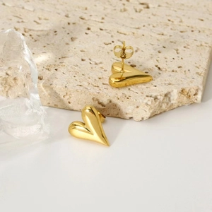 Élégantes boucles d'oreilles cœur en acier titane doré avec finition miroir poli