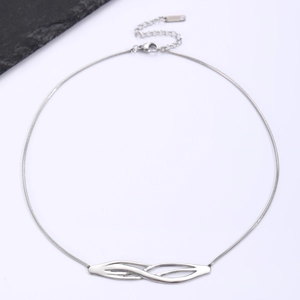 Detail der Vintage Silber Blume Halskette mit Schlangenkette und Karabinerverschluss