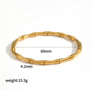 Macro detail of gold bamboo texture bangle showing 60mm inner diameter and 4.2mm width