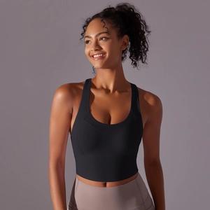 Gros plan des larges bretelles et de l'encolure en U d'un soutien-gorge de sport noir