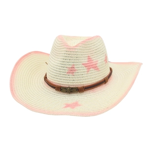 Détail du chapeau de cowboy en paille crème avec motif d'étoiles roses et clou tête de mort