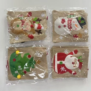 Dettaglio di quattro sacchetti regalo di Natale in juta con motivi in feltro 3D e fodera