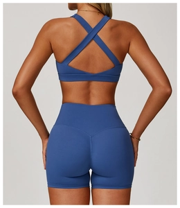 Dettaglio degli shorts yoga a vita alta con cucitura a V e reggiseno sportivo incrociato