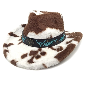 Détail du chapeau de cow-boy en peluche à motif vache avec broderie tribale et clous métalliques