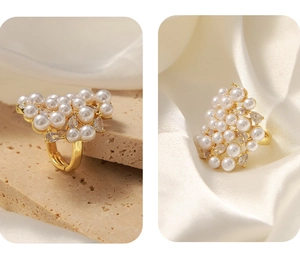 Détail d'une bague ajustable dorée avec perles blanches et zircons sur soie