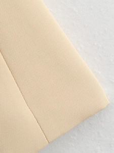 Vue macro détaillée montrant la texture sergé et les coutures du tissu beige