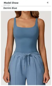 Détail du débardeur de yoga bleu denim à encolure carrée et du pantalon de jogging