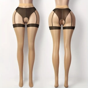 Detailansicht der Plus-Size-Strumpfhose in Halter-Optik mit offenem Schritt und Kontrast