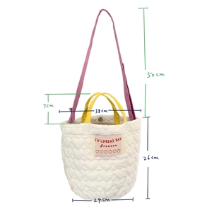 Vue détaillée du sac matelassé cœur blanc avec poignée jaune et dimensions de la sangle