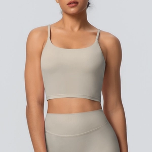 Détail des fines bretelles et du col carré sur un soutien-gorge de sport beige
