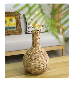 Détail d'un vase en paille tissé à la main en herbe naturelle pour décor nordique