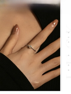 Détail de la bague en argent S925 avec zircon carré portée à la main au design chic