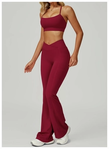 Vue détaillée du pantalon évasé bordeaux avec taille croisée et poches latérales cachées