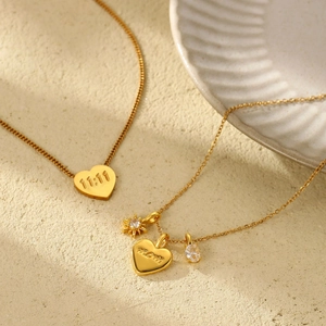 Colliers avec pendentifs cœur dorés gravés 11:11 et mom avec breloques en zircone