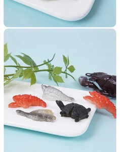 Vista macro di figurine realistiche di frutti di mare in miniatura in un vassoio bianco