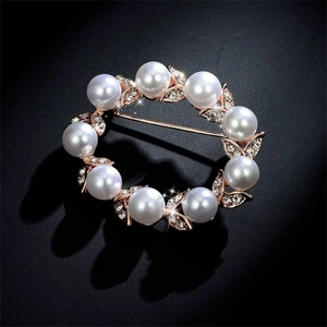 Elegant pearl and diamond wreath brooch with rose gold metal base for women's sweaters