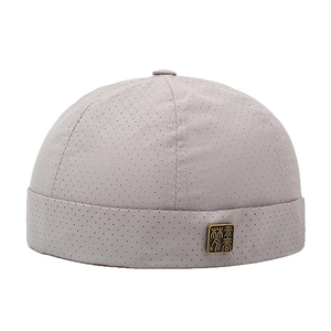 Bonnet docker gris clair respirant en mesh avec logo métallique carré et perforations