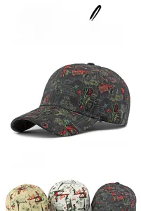 Detail van bedrukte honkbalpetten met retro architecturale en bloemmotief texturen