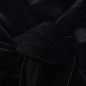 Vue macro détaillée de la texture du velours noir et des détails de franges nouées