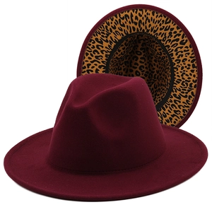 Détail du chapeau fedora bordeaux montrant le feutre de laine et la doublure léopard