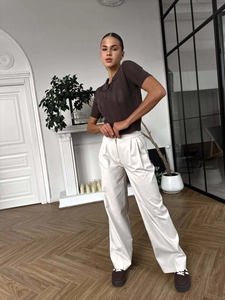 Polo en maille marron moulant et pantalon large taille haute crème pour femmes