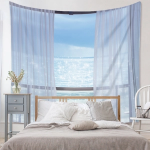 Détail d'une tapisserie bohème avec vue sur la mer et rideaux pour déco murale