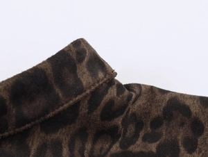 Détail macro du daim imprimé léopard montrant les coutures et la texture du tissu