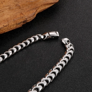 Détail d'un bracelet gourmette cubaine en acier inoxydable argenté avec fermoir